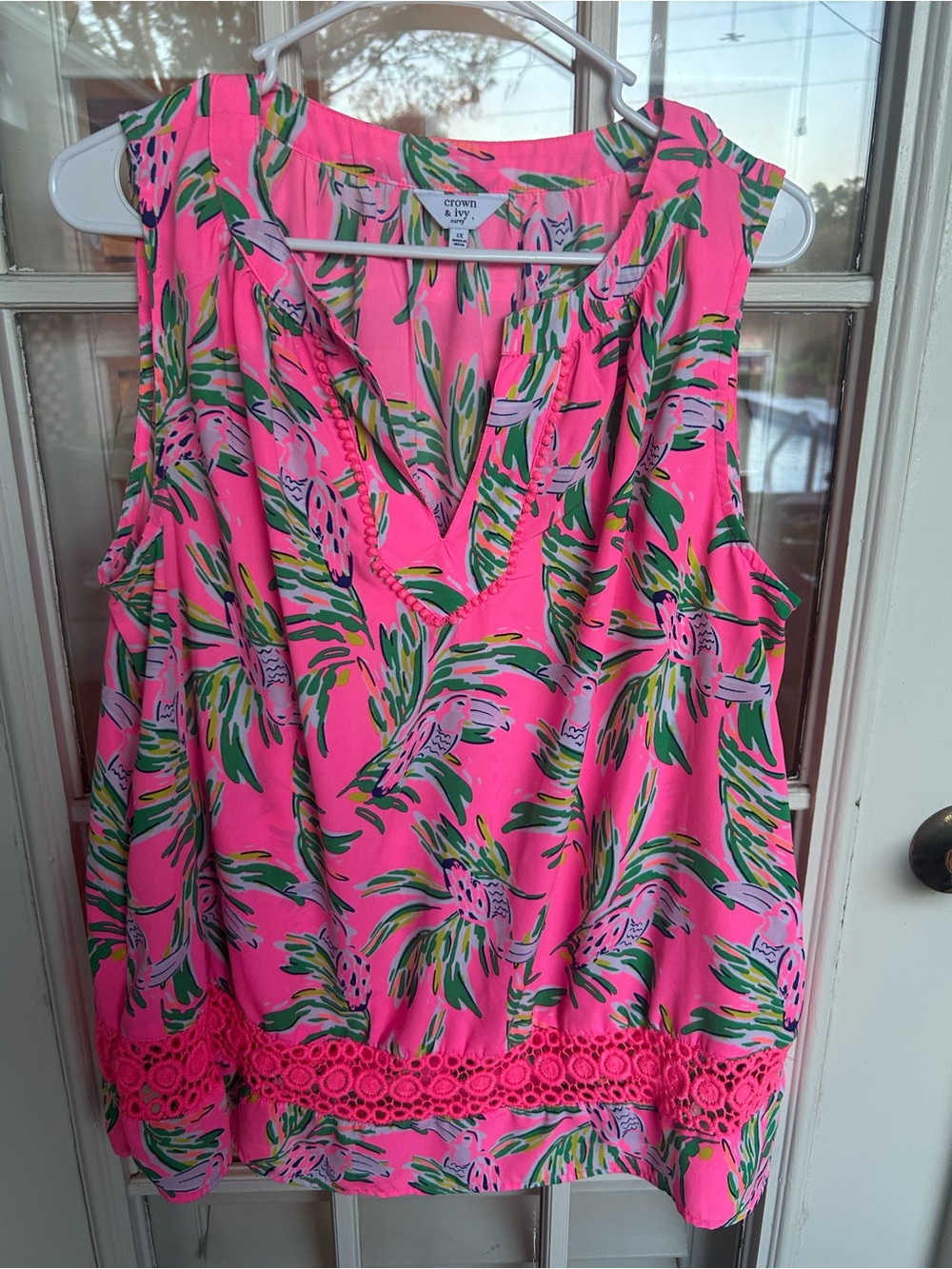 crown & ivy Hot Pink Tropical Bird Crochet-Hem Sleeveless Top